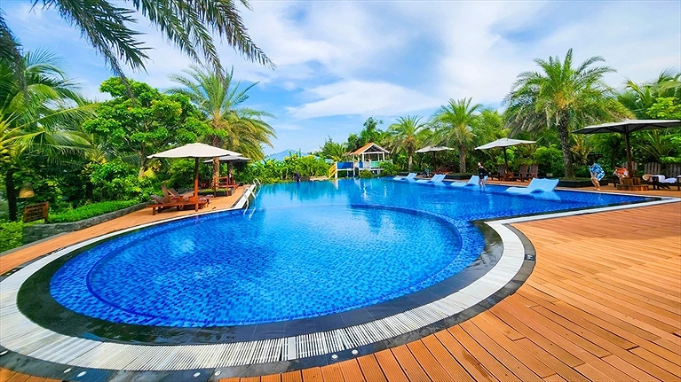 Hồ bơi ngoài trời