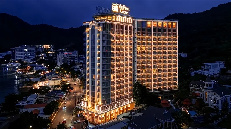 Quảng cảnh khách sạn ban đêm