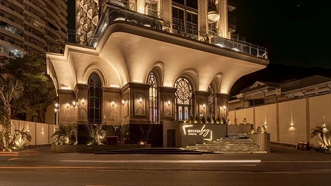 Quảng cảnh khách sạn ban đêm