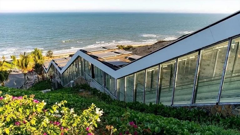 Thang cuốn di chuyển lên sảnh check in