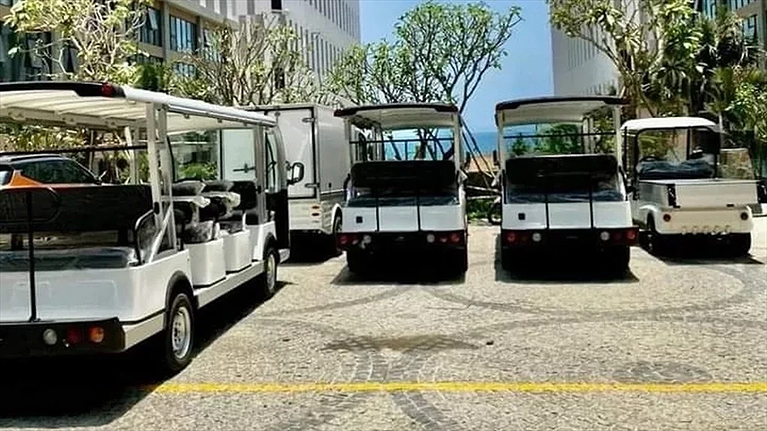 Xe điện di chuyển lên sảnh check in