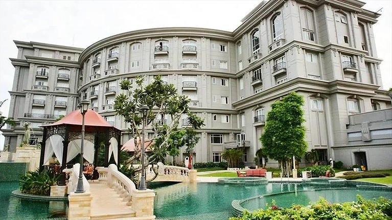 Hồ bơi ngoài trời