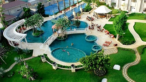 Hồ bơi ngoài trời