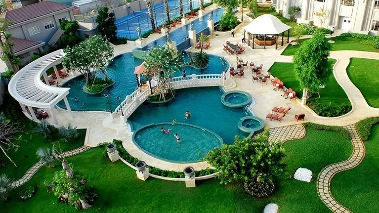 Hồ bơi ngoài trời