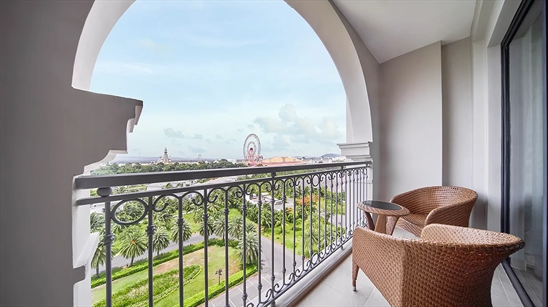 Ban công rộng rãi ngồi ngắm cảnh thư giãn