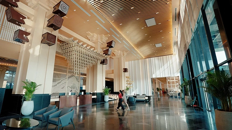 Sảnh khách sạn rộng rãi thoáng mát