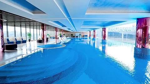 Làn nước xanh thư giãn sau những giờ vui chơi mệt mỏi