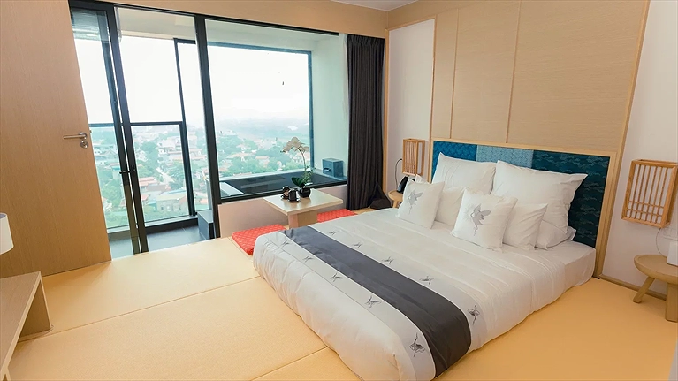 Phòng ngủ được thiết kế bể tắm khoáng riêng tư