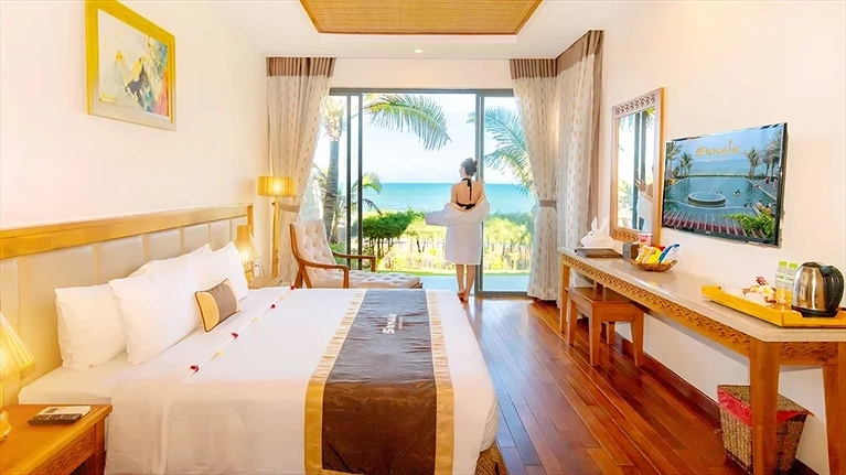 04-Bed Room Beach Front Bungalow