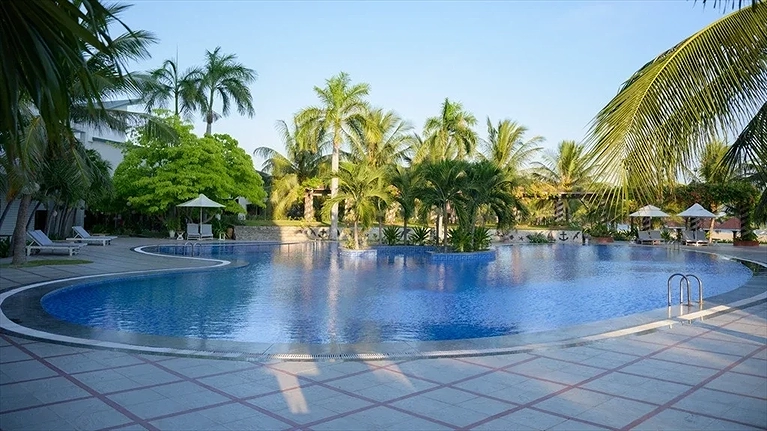 Hồ bơi ngoài trời