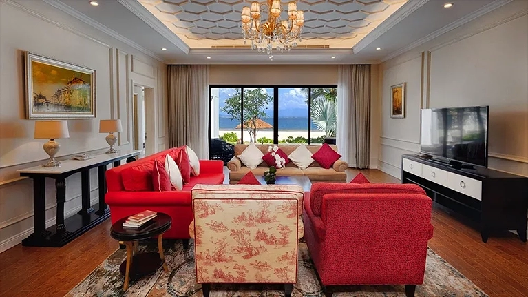 Phòng khách villa rộng rãi với sofa lớn