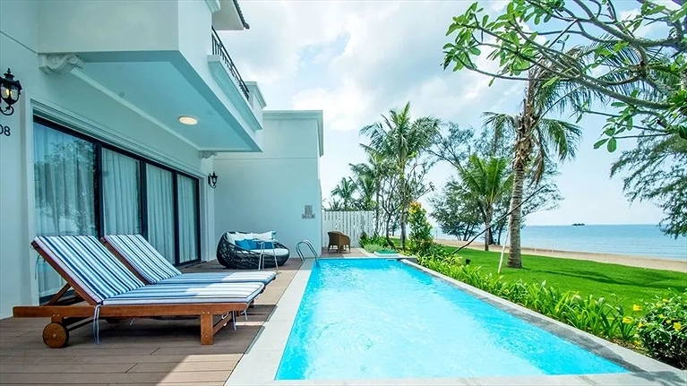 Bể bơi riêng tại villa