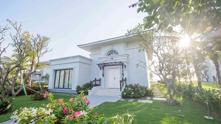 Villa hướng vườn lãng mạn trong ánh nắng sớm