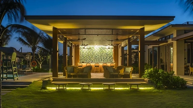 Nhâm nhi ly cocktail và thư giãn tại Pool Bar