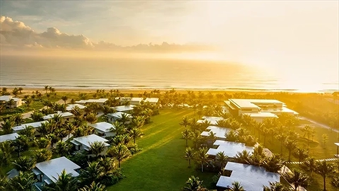 Khu nghỉ dưỡng được bao phủ bởi cây xanh