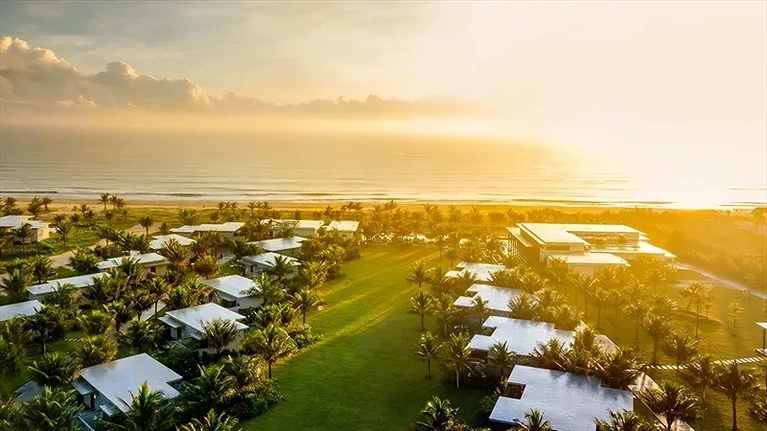 Khu nghỉ dưỡng được bao phủ bởi cây xanh