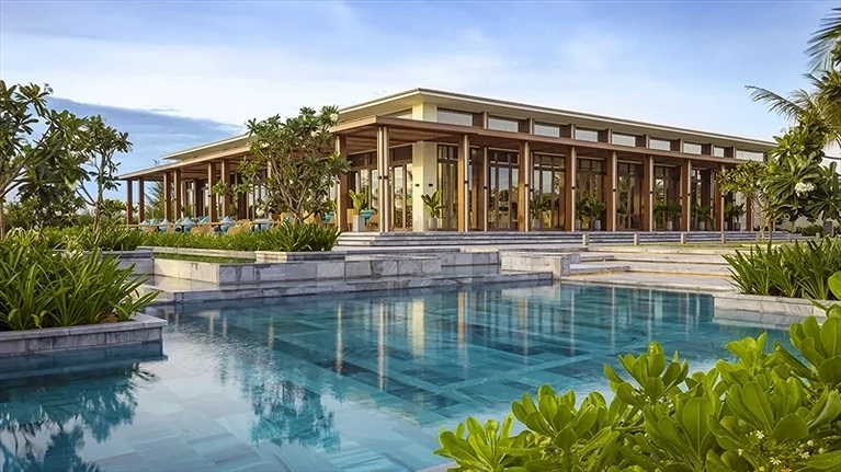 Hồ bơi với không gian ngoài trời đầy thoáng đãng