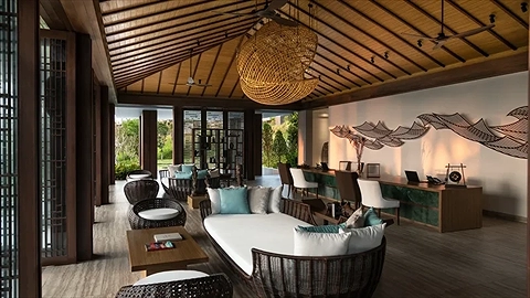 Nghỉ ngơi trên chiếc sofa trong lúc làm thủ tục