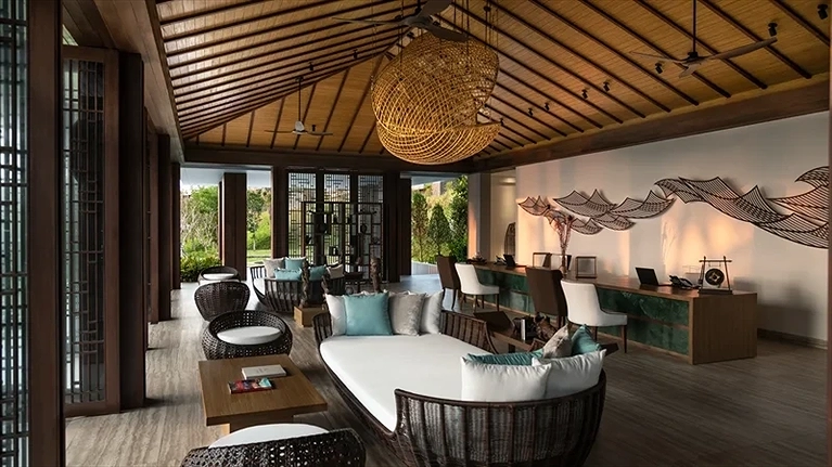 Nghỉ ngơi trên chiếc sofa trong lúc làm thủ tục