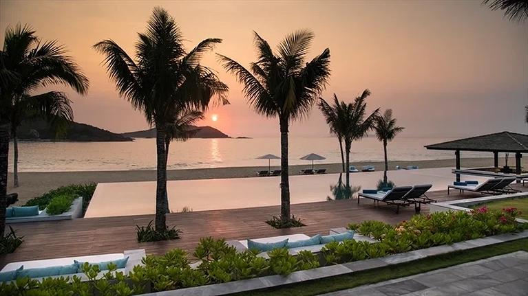 Nằm thư giãn  và ngắm nhìn đại dương