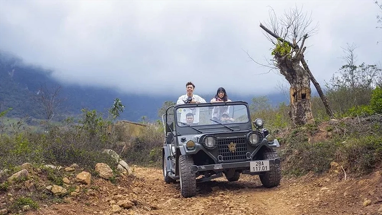 Ngao du trên xe jeep cổ điển qua con đường núi quanh co