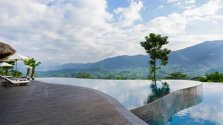 Hồ bơi vô cực ngắm trọn phong cảnh thung lũng