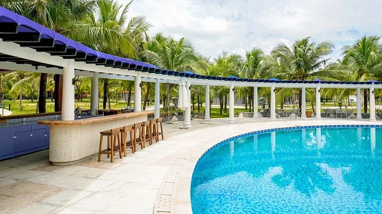 Quầy bar cạnh bể bơi