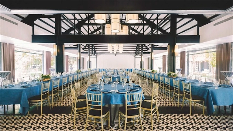 Sảnh Sóng với diện tích 700m2 là lựa chọn hoàn hảo  để tổ chức ăn uống, yến tiệc của các đoàn