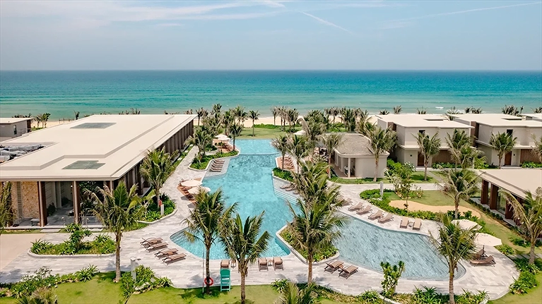 Bể bơi trải dài đến sát biển