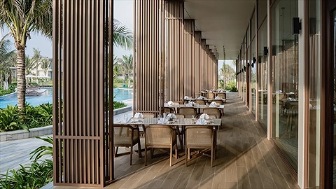 Nhà hàng hướng bể bơi xanh mát