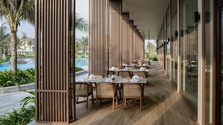 Nhà hàng hướng bể bơi xanh mát