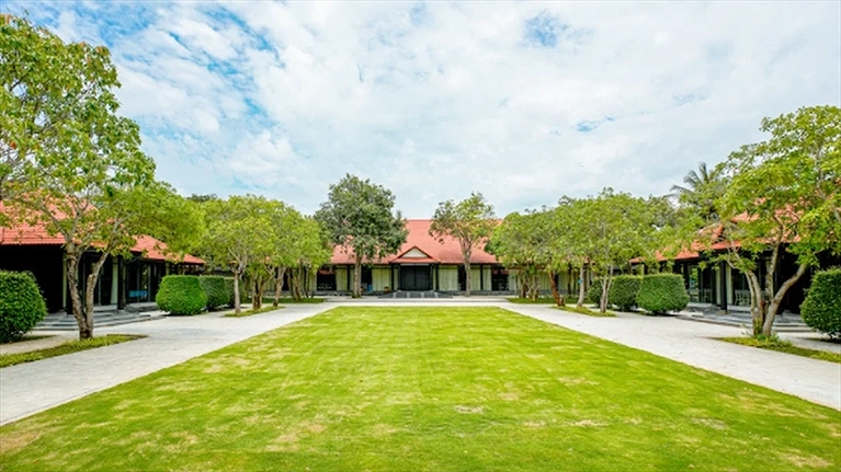 Sân vườn rộng lý tưởng cho yến tiệc