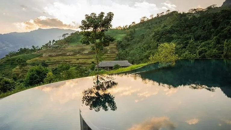 Hoàng hôn buông xuống những rặng núi xa xa