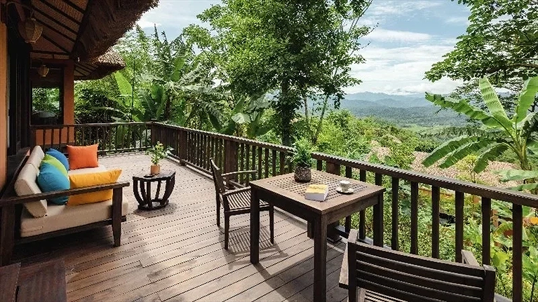 Ban công rộng, thoáng với ghế sofa