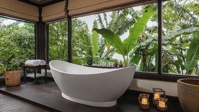 Phòng tắm với cửa kính mở ra khung cảnh thiên nhiên