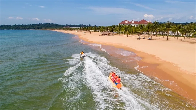 Tản bộ dọc theo bãi cát mềm