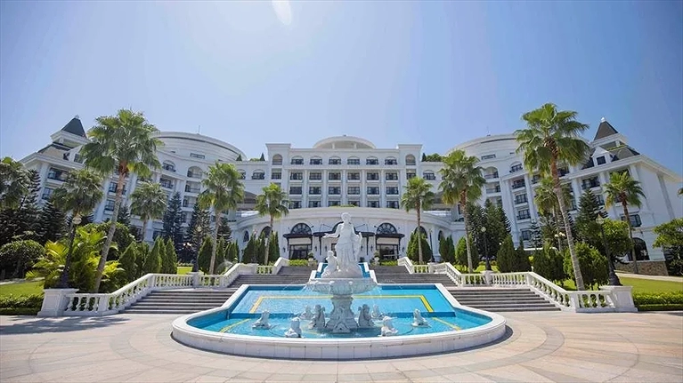 Mặt tiền choáng ngợp như một cung điện châu Âu