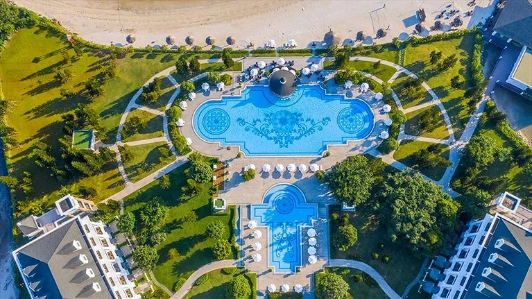 Bể bơi ngay bên biển với quầy bar phục vụ đồ uống