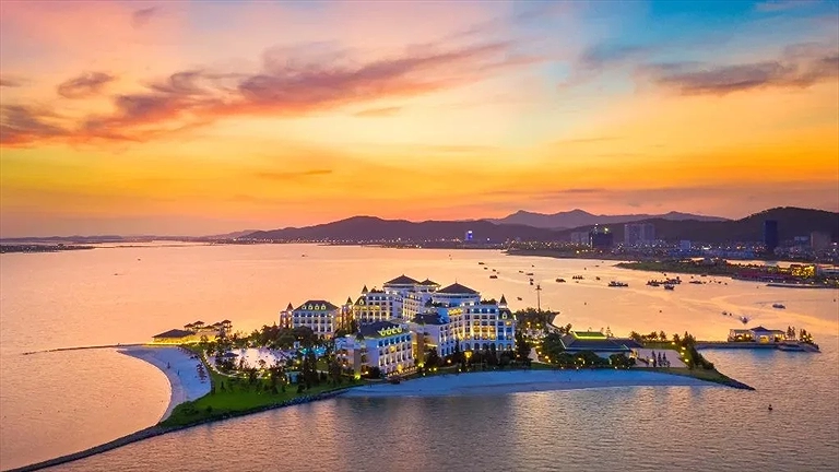 Lâu đài nghỉ dưỡng độc nhất giữa Đảo Rều