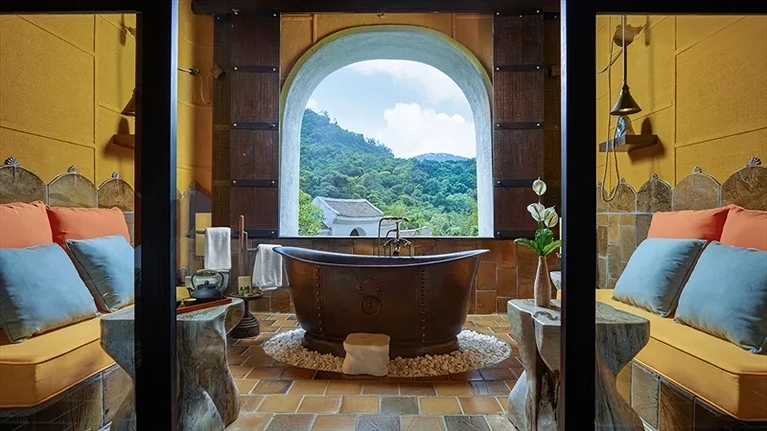 Bồn tắm phòng Junior Suite bằng đồng nguyên khối