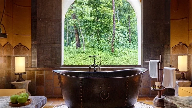 Bồn tắm hướng ra núi rừng độc đáo