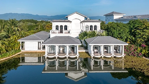 Hồ nước mênh mông tại Melia Vinpearl Cam Ranh