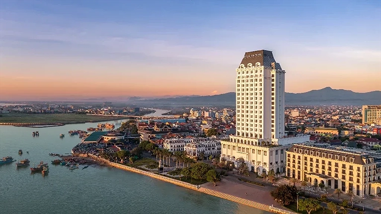 Tầm nhìn tuyệt đẹp ra cảnh thành phố và sông Nhật Lệ