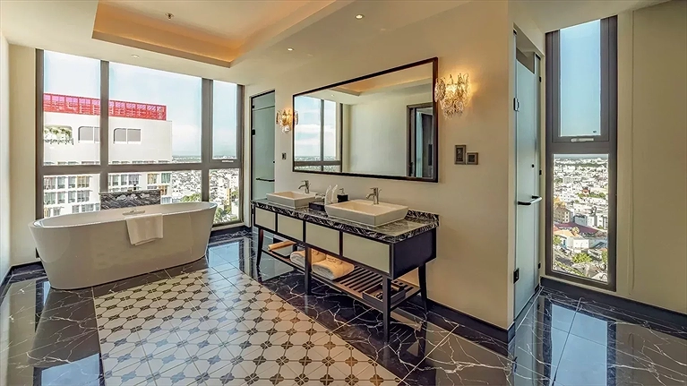 Khu vực có bồn tắm rộng rãi