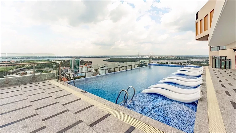 Thoả thích thư giãn dưới dòng nước mát tại hồ bơi vô cực