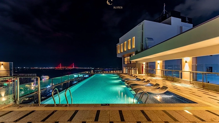 Hồ bơi sau khi mặt trời đã lặn