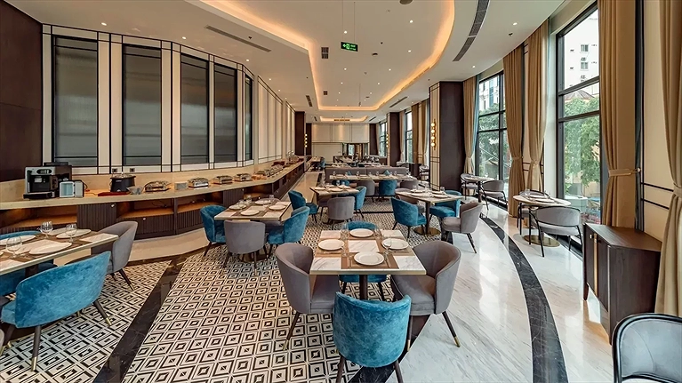 Nhà hàng đón ánh sáng tự nhiên từ bên ngoài