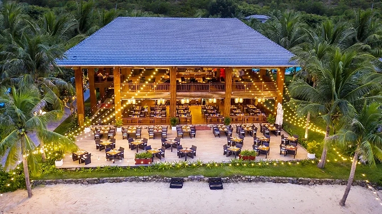 Nhà hàng bên biển cực chill với tầm nhìn VinWonders