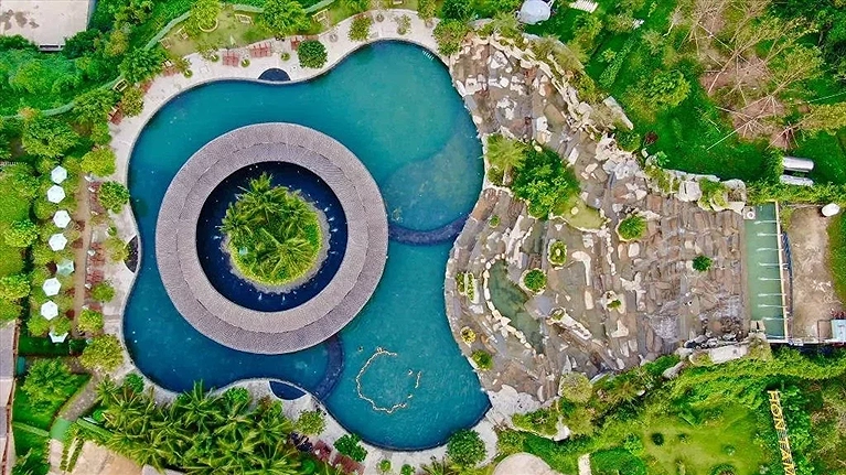 ngâm mình trong hồ khoáng Jacuzzi rộng đến hơn 2000m2