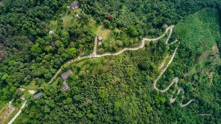 Khu nghỉ nằm trên đỉnh núi với con đường uốn lượn